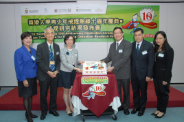 Professor Agnes Tiwari Fung-yee (Left 1), Professor and Head of School of Nursing, Li Ka Shing Faculty of Medicine, HKU, Professor Lam Tai-hing (Left 2), Sir Robert Kotewall Professor in Public Health, Chair Professor of School of Public Health, Li Ka Shing Faculty of Medicine, Professor Sophia Chan Siu-chee (Left 3), Under Secretary for Food and Health, HKSAR, Dr William Li Ho-cheung (Right 3), Project Director of the Youth Quitline and Associate Professor of School of Nursing, Li Ka Shing Faculty of Medicine, Mr Antonio Kwong Cho-shing (Right 2), Chairman of Hong Kong Council on Smoking and Health and Dr Christine Wong Wang (Right 1), Head of Tobacco Control Office, Department of Health celebrate the 10th year anniversary of HKU Youth Quitline.